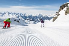 Skifahren auf frisch präparierten Pisten